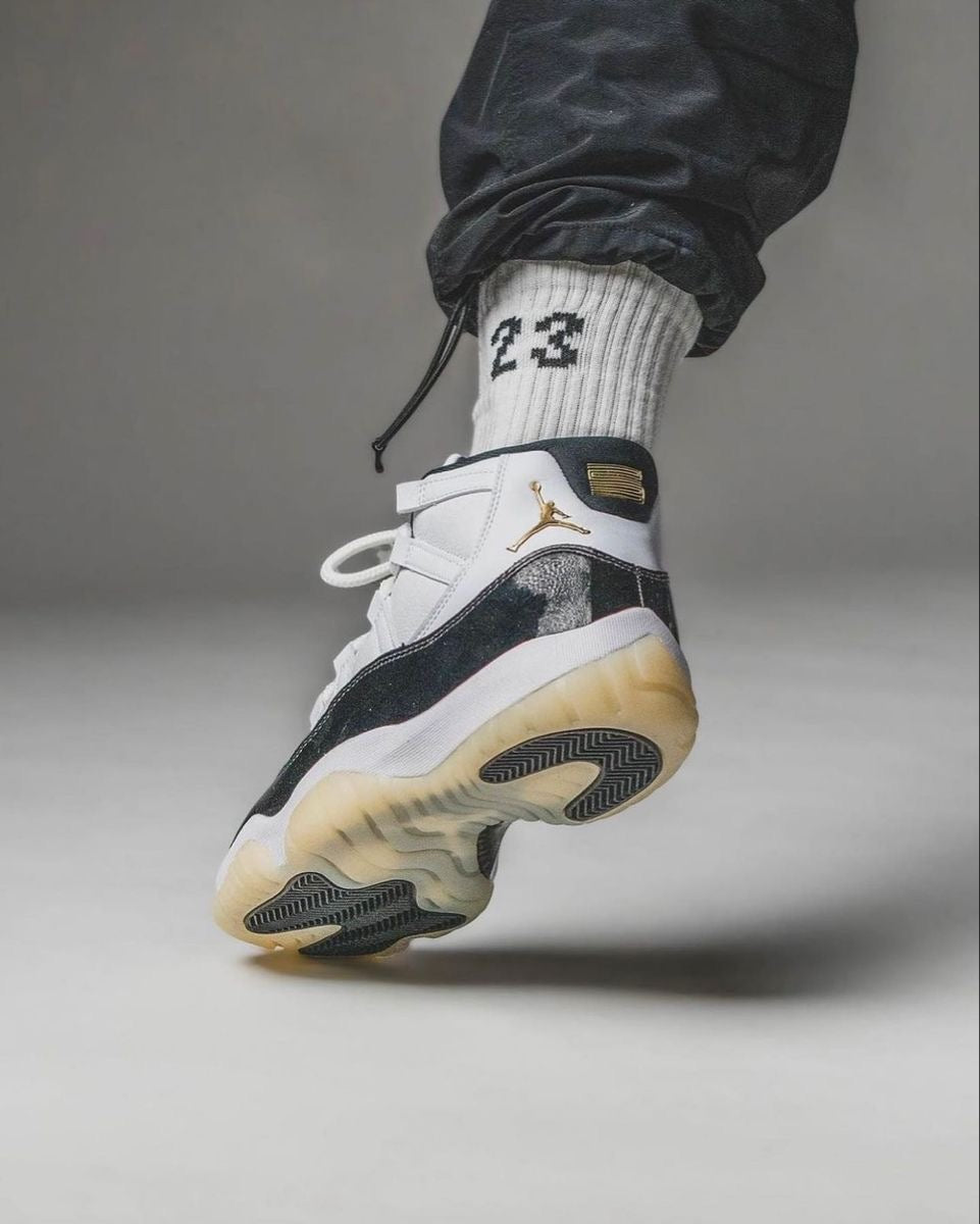 NIKE AIR JORDAN 11 ( WHITE x BLACK)